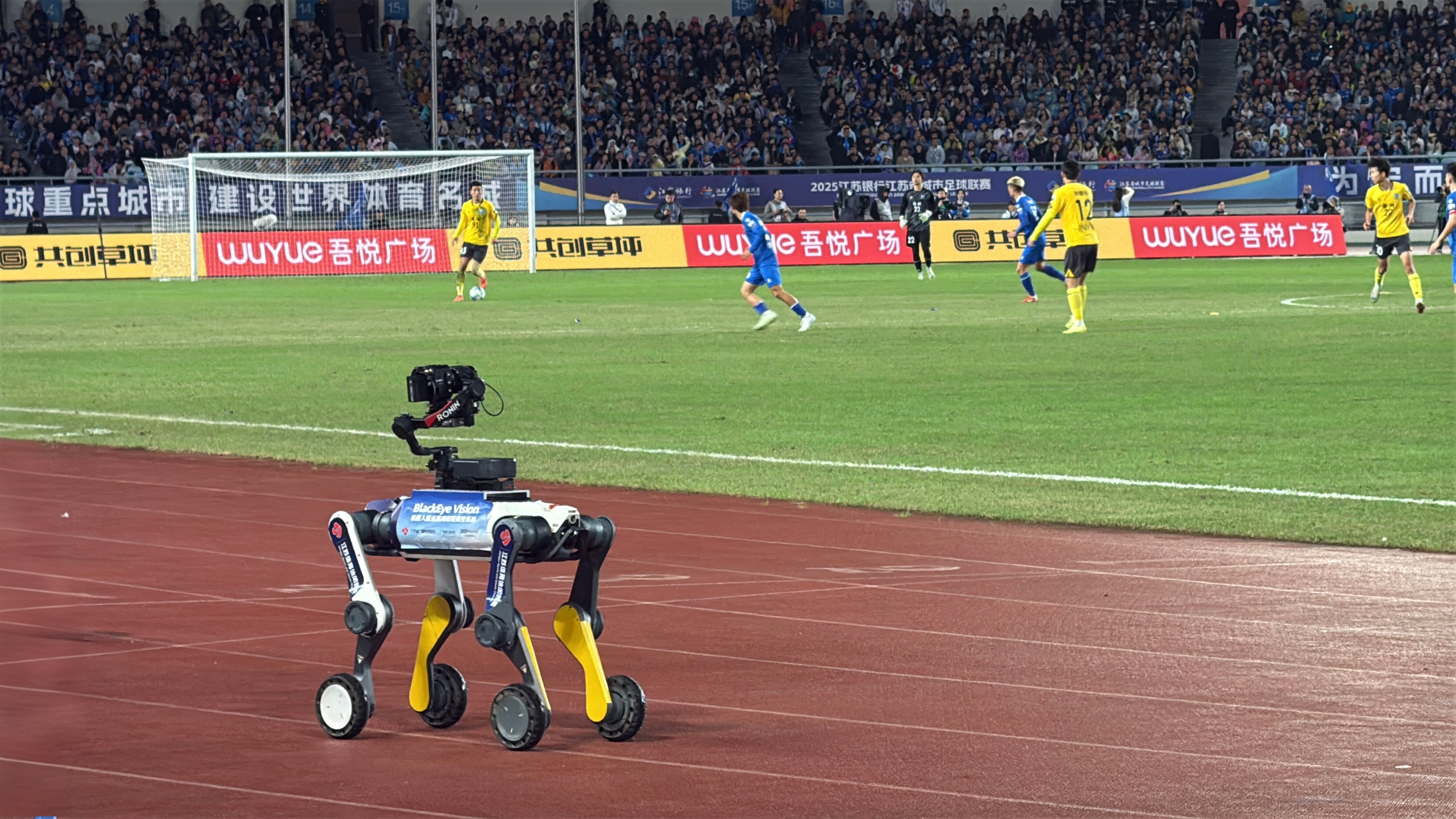 首位“机器人摄像师”亮相苏超半决赛,江苏广电总台×太阳成集团tyc9728×云深处联手打造!